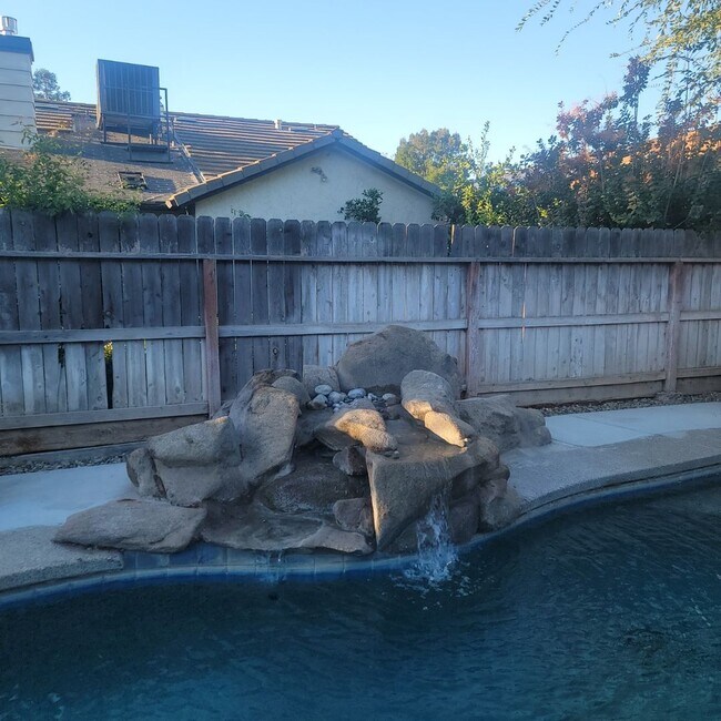 Building Photo - 3-bedroom, 2-bathroom home located in the ...