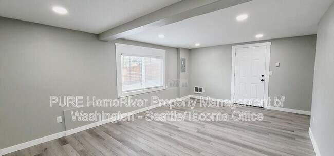 Building Photo - 3216 E Roosevelt Ave