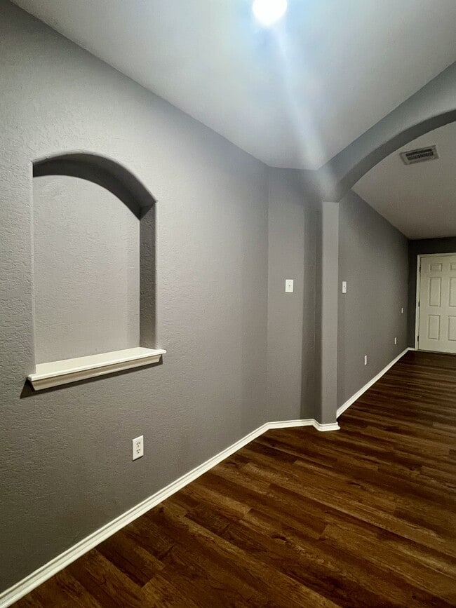 Building Photo - 9411 Rainbow Creek