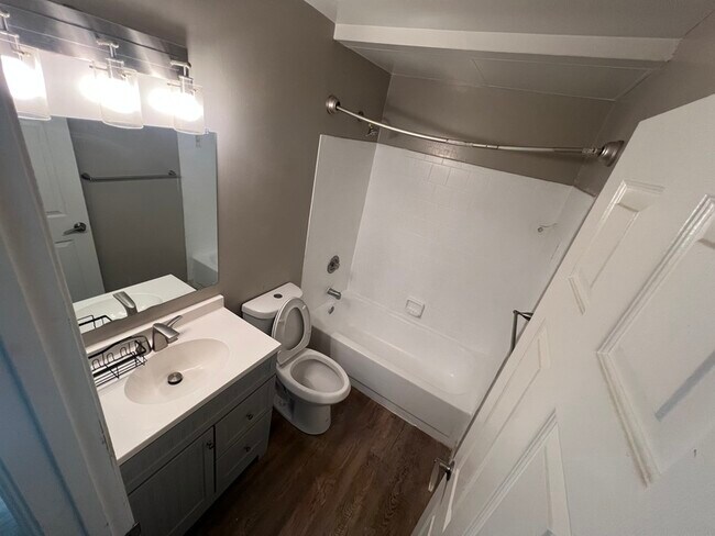 Building Photo - 2 Banyan Wood Ct