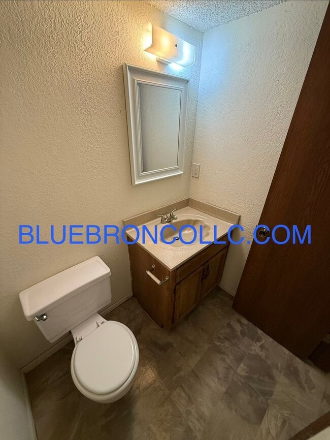 Building Photo - Spacious 2 Bedroom unit for a great price!