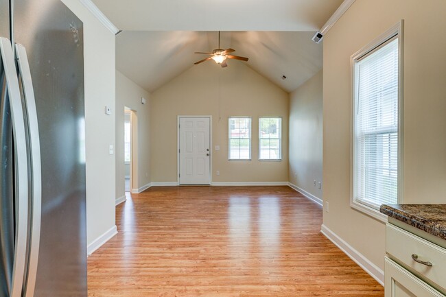 Building Photo - Feels Like New 3 Bed 2 Bath Minutes from H...