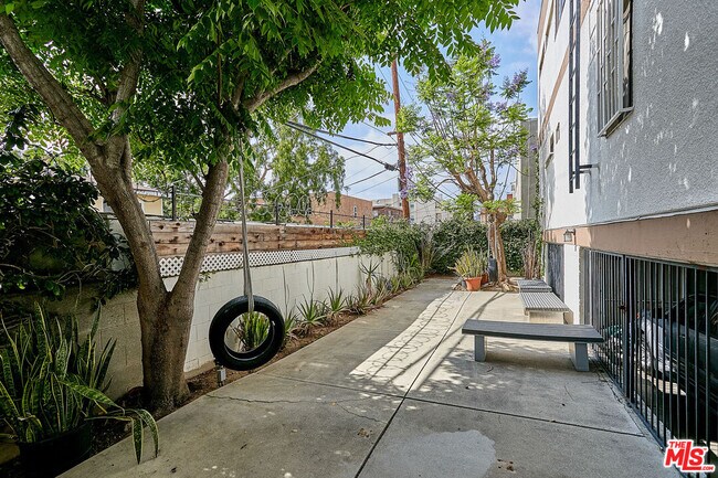 Building Photo - 443 S Gramercy Pl