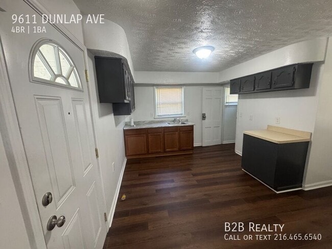 Building Photo - 9611 Dunlap Ave