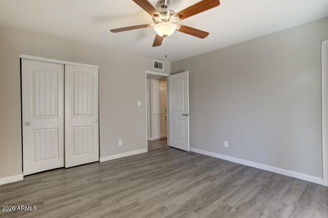 Building Photo - 1527 W Huntington Dr