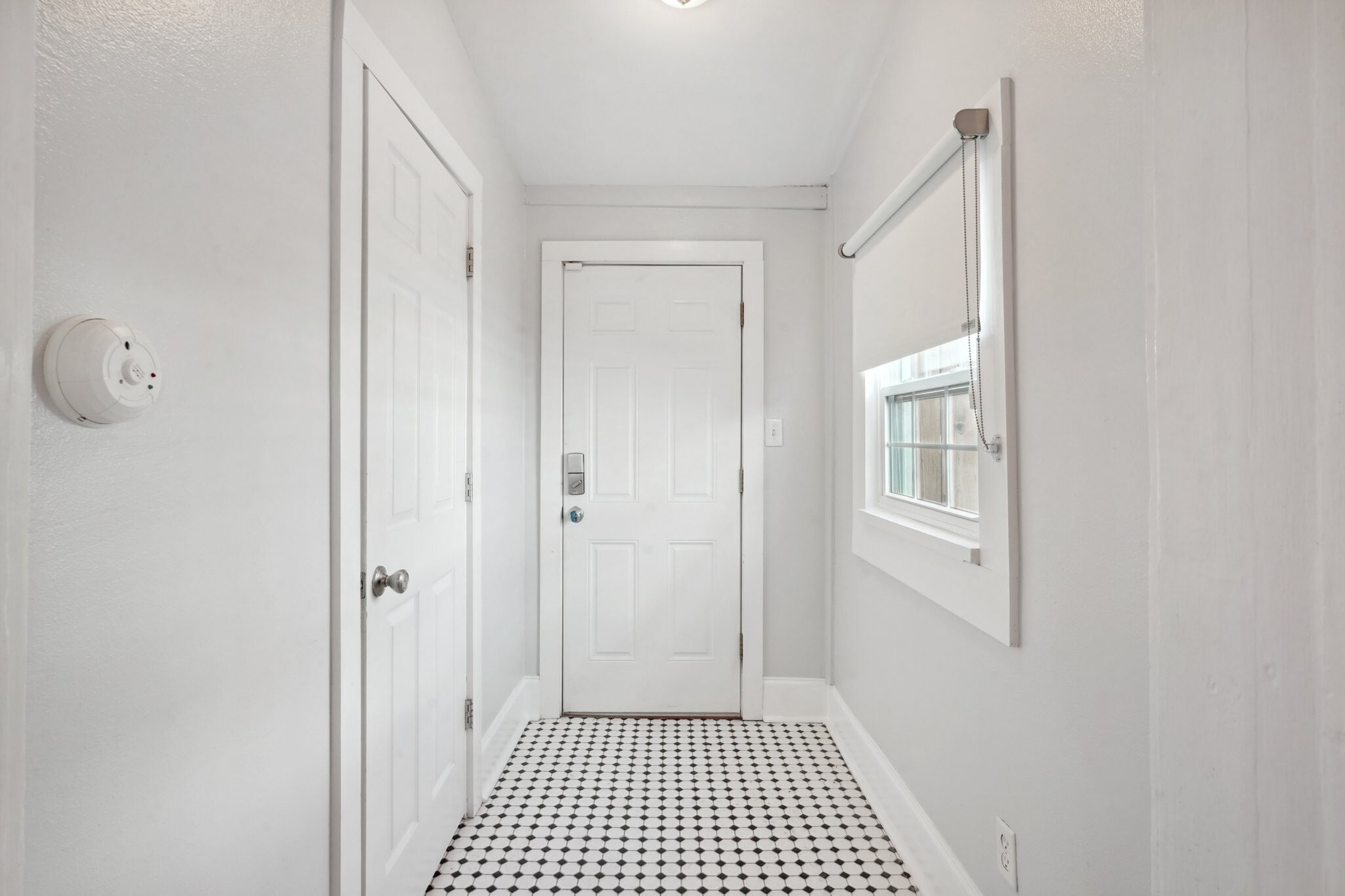 rear hall - 3980 Annunciation St