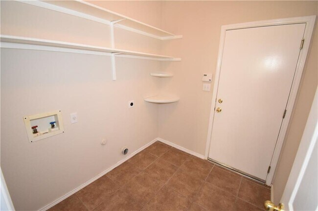 Building Photo - 2220 Speidel Dr