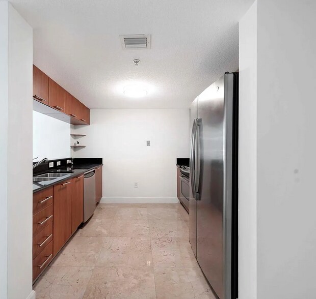 Building Photo - 1800 N Bayshore Dr