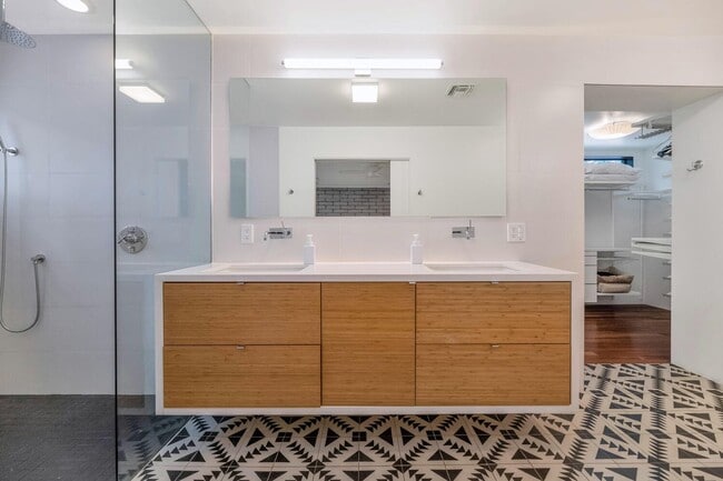 Building Photo - 3335 N Rose Cir Dr