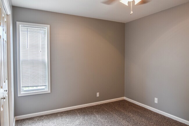 Building Photo - Pet Friendly Three Bedroom!