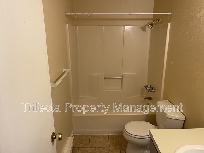 Building Photo - 4951 Basswood Dr