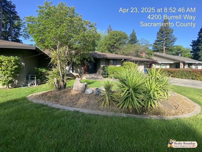 Building Photo - Sprawling Ranch with Open Floorplan & Exce...