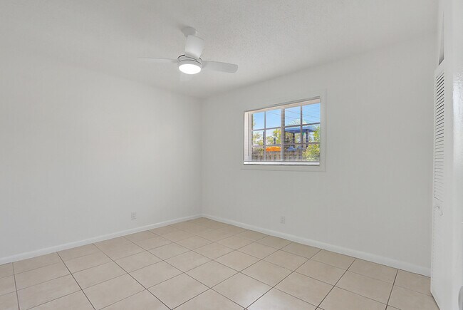 Building Photo - 350 NE 25th Ct