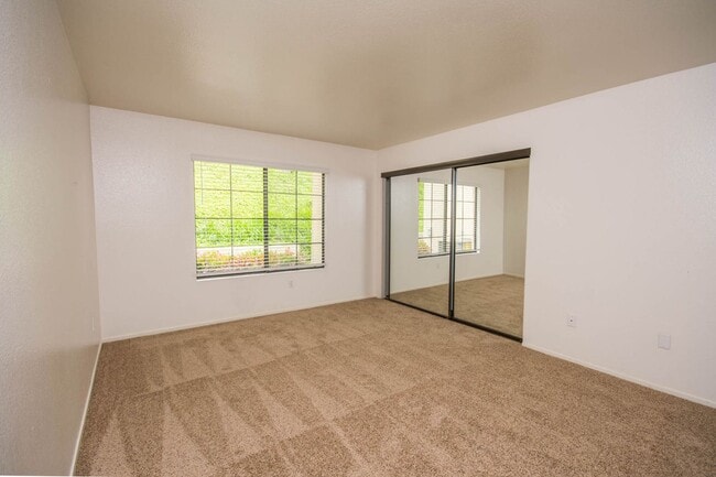Building Photo - Spacious Dual-Master Condo!
