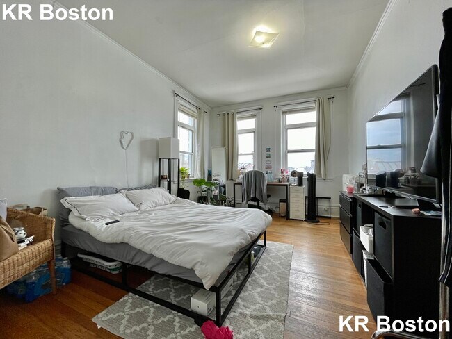 Building Photo - 84 Fenway