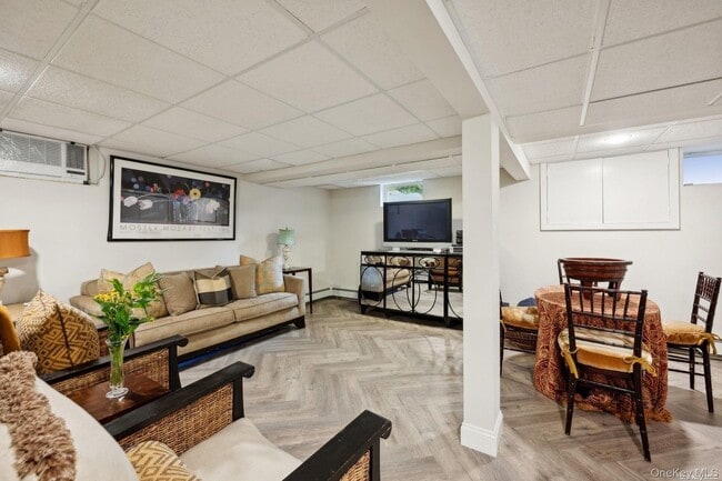 Building Photo - 2 W Hillover Rd