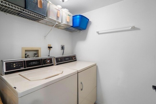 Building Photo - 7340 Amberly Ln