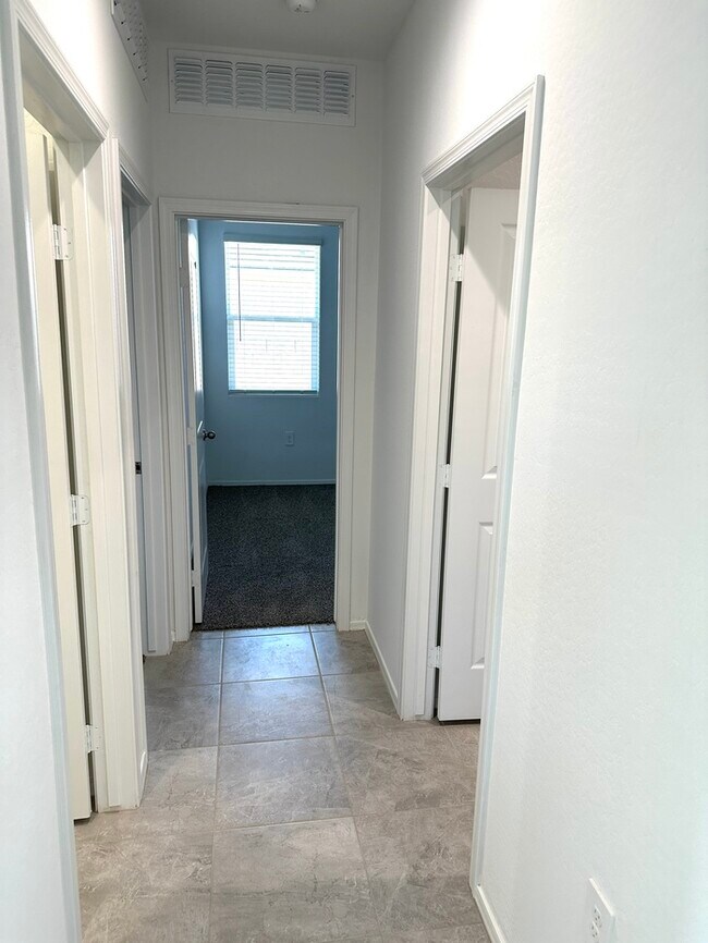 Building Photo - Gorgeous NEWER 4 bedroom 2 bath home in Carlton