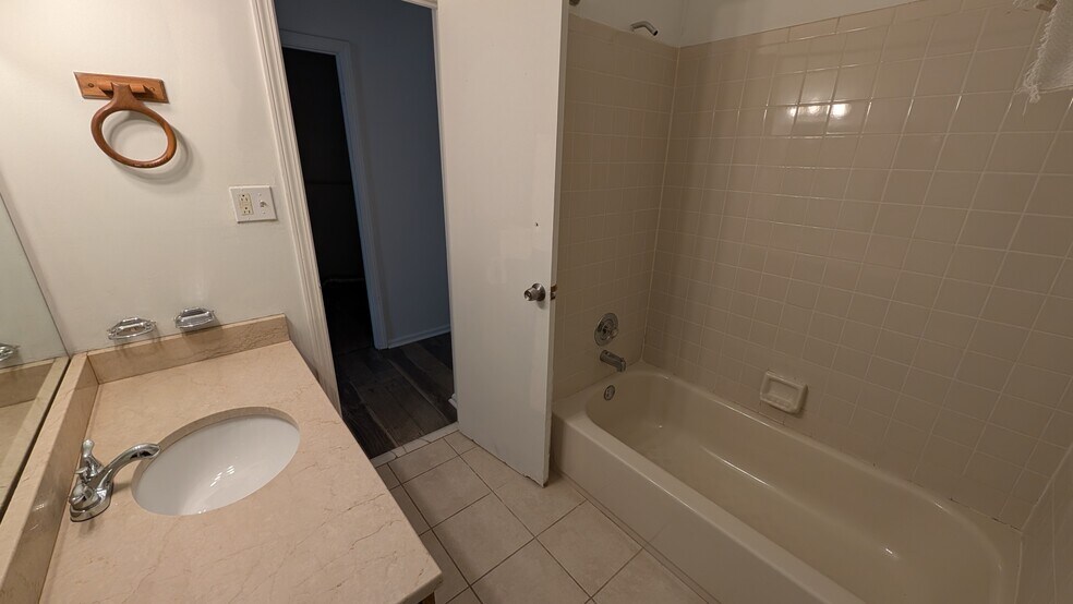 Building Photo - 3402 Stanwood St
