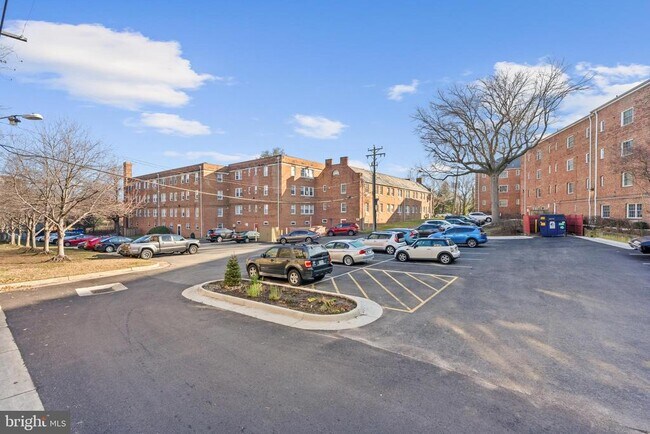 Building Photo - 1810 W Abingdon Dr