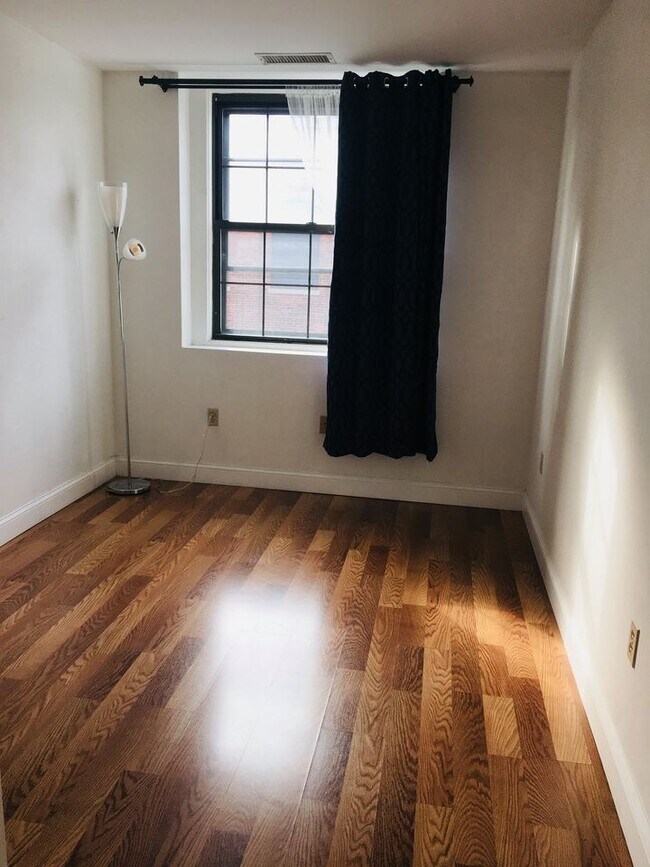 Building Photo - 10 Weston Ave