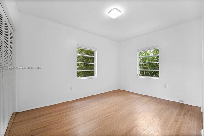 Building Photo - 4360 SW 14th St