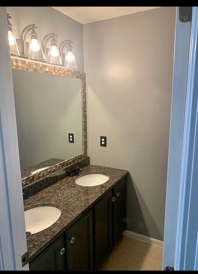 Building Photo - 4082 E Village Dr