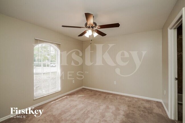 Building Photo - 18552 Spruce Dr W