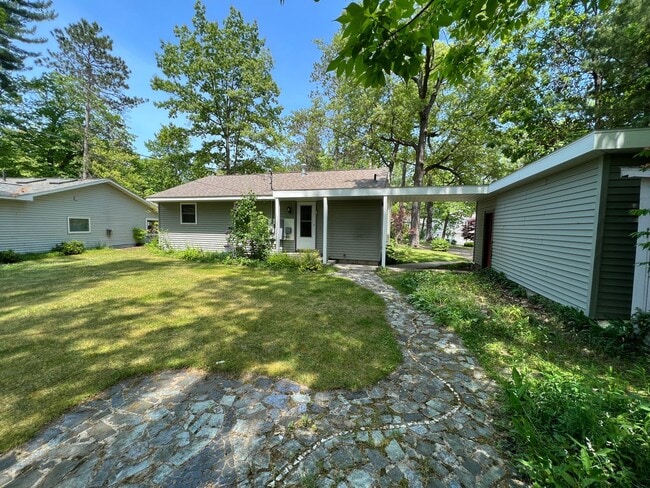 Building Photo - The Little Bungalow of Your Dreams Near East Bay! 2BR / 1BA Long-Term Rental