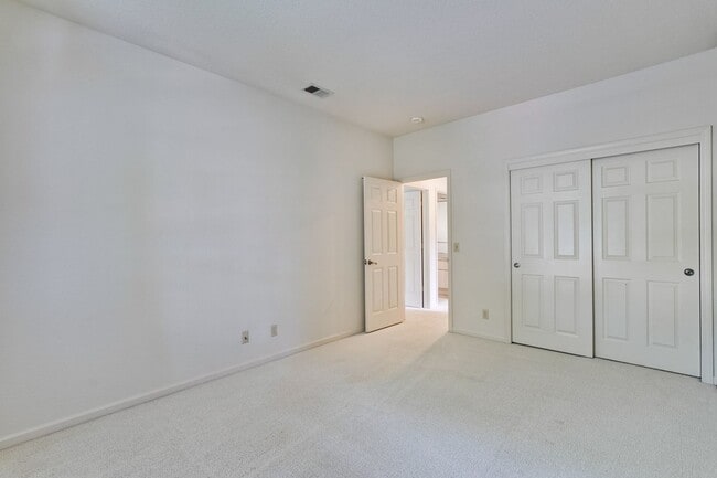 Building Photo - Lovely and spacious 3BR 2.5BA townhouse in...