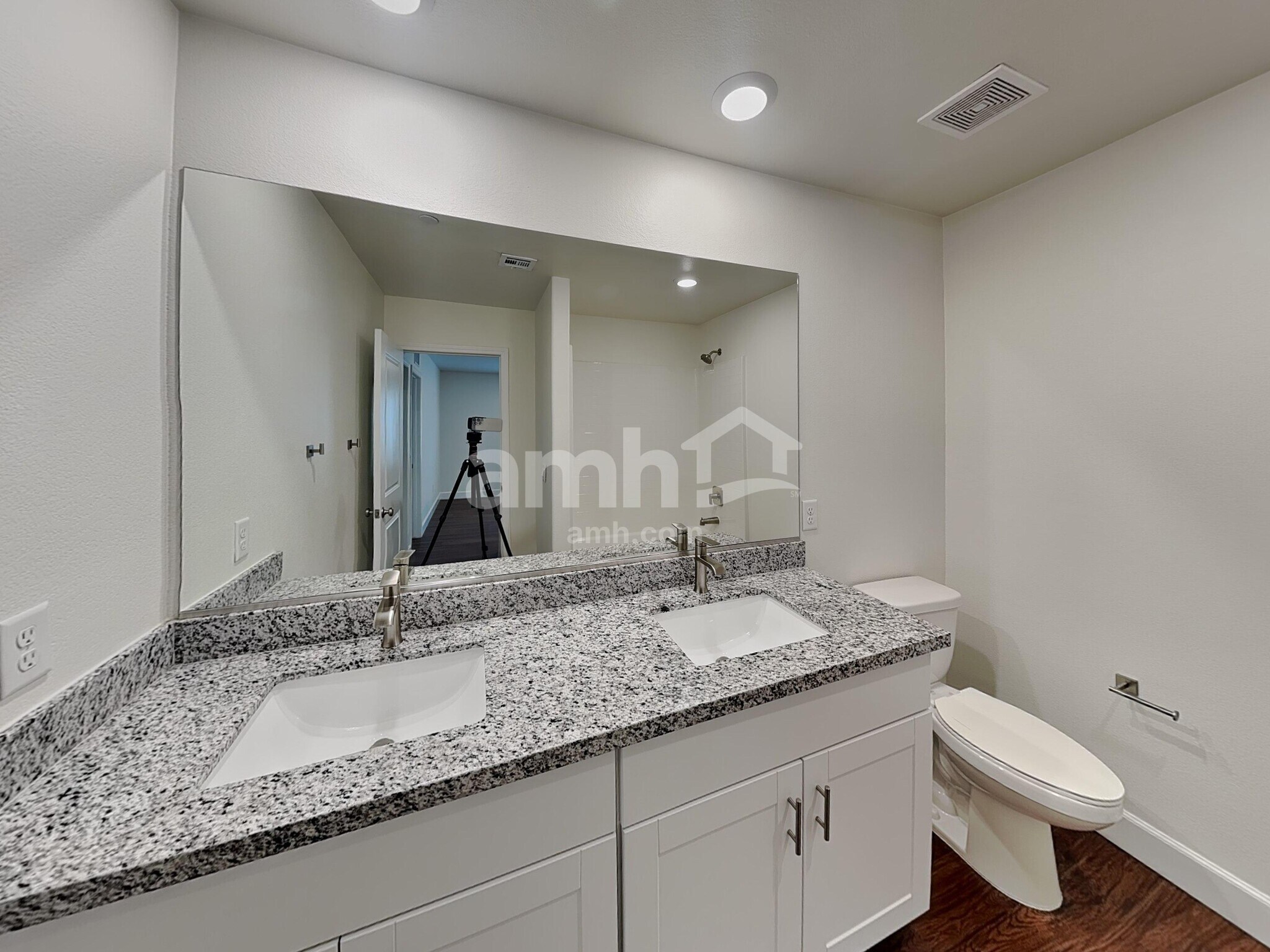 Building Photo - 341 Seville Ave