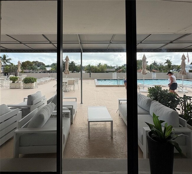 Building Photo - 2500 NE 135th St