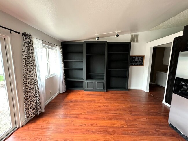 Building Photo - Quaint Home in Quiet East Ventura Neighborhood