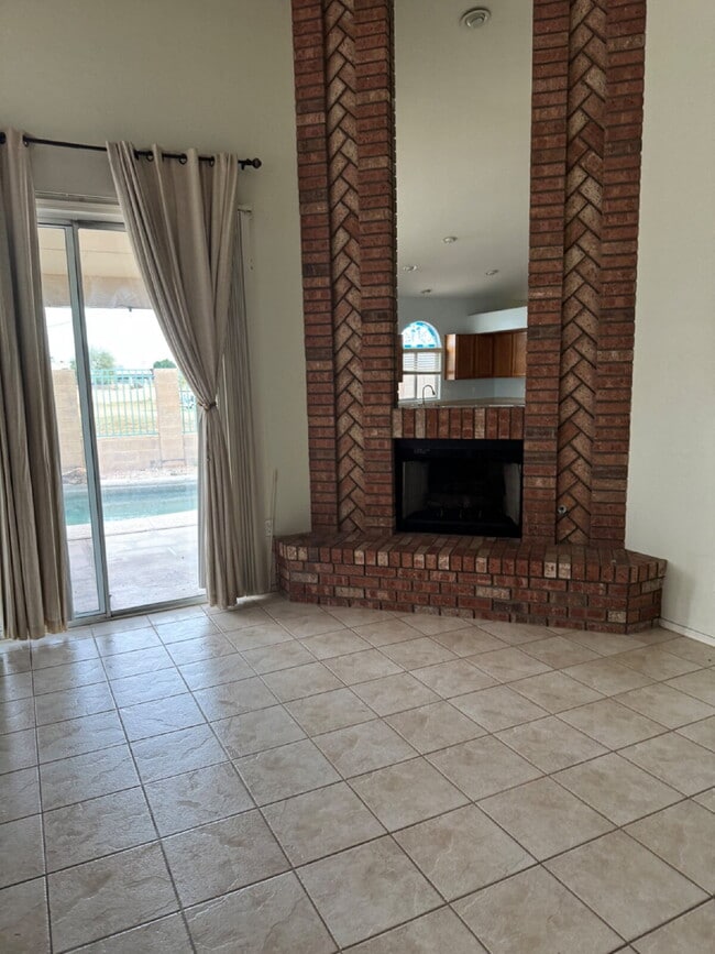 Building Photo - 3b/2b home with a pool backing Palm Valley golf course.