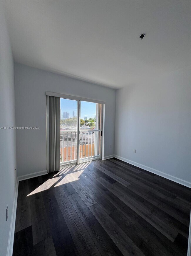 Building Photo - 717 SW 11th Ave