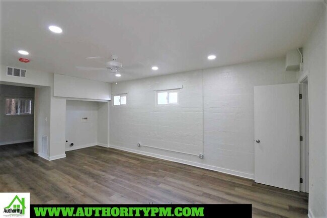 Building Photo - 1907 Grace Ave