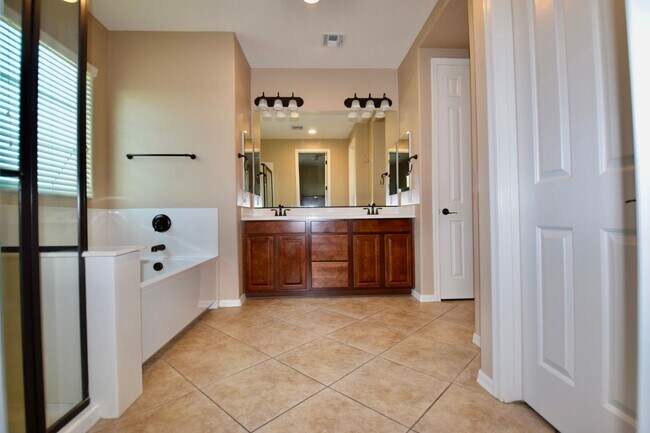 Building Photo - Beautiful 3 bedroom with a loft in Cooley Station!
