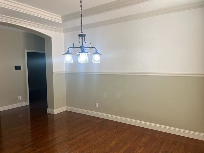 Building Photo - Charming 4-Bed, 2-Bath Single-Story Home f...