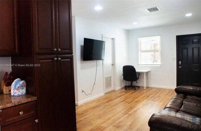 Building Photo - 1821 Harding St