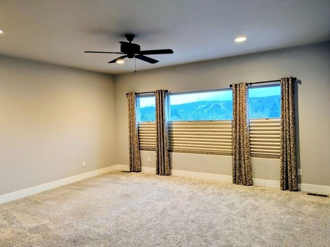 Building Photo - Beautiful 3+ bed, 3 bath home with 4 car garage, VIEWS, chef's kitchen and much more!