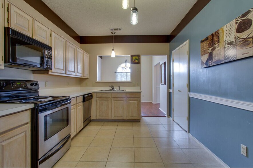 Building Photo - 807 Burr Oak Dr