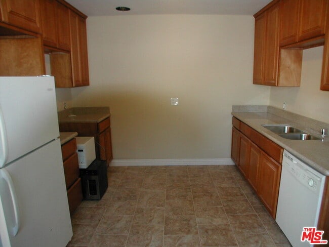 Building Photo - 833 N Kingsley Dr