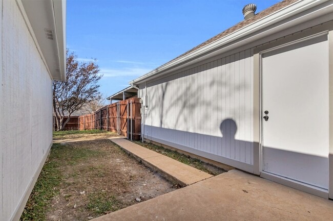 Building Photo - 8691 Pebblebrook Dr