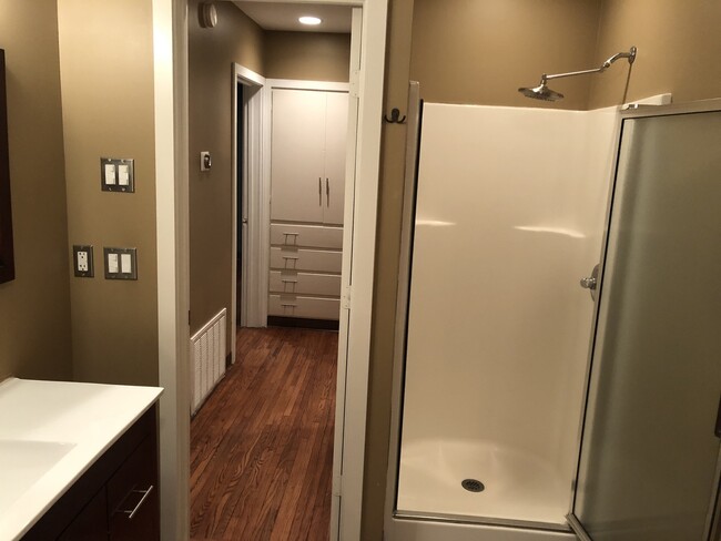 Building Photo - Updated Florence Park South Bungalow! 2 Be...
