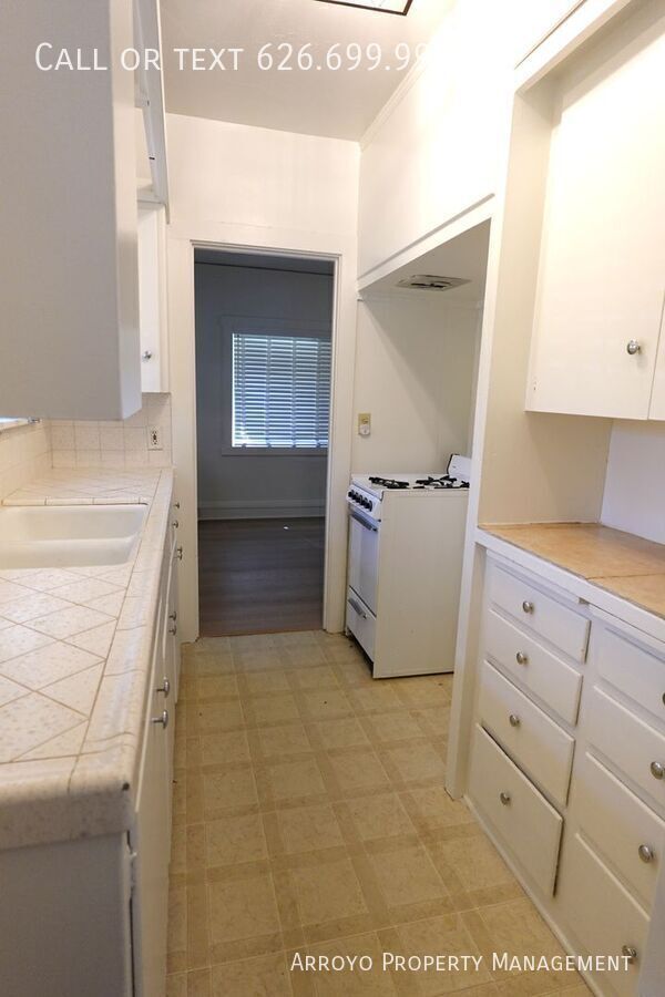 Building Photo - 1755 Paloma St