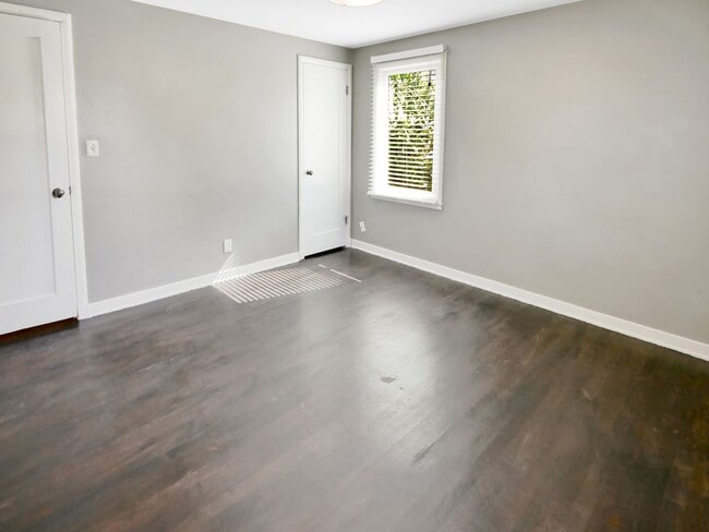 Building Photo - 2 Bed and 1 Bath Charming Single-Family Ho...