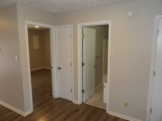 Building Photo - 204 Landings Dr