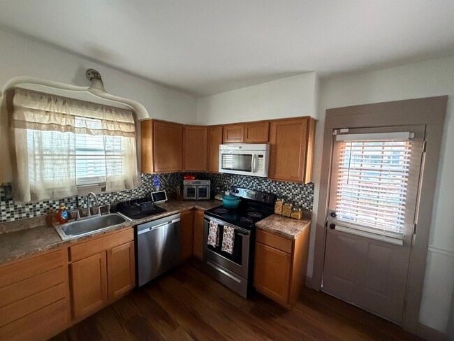 Building Photo - 1707 N Charles St