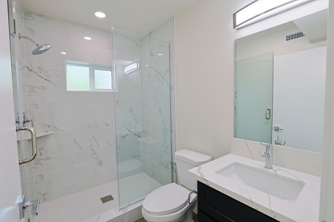 Building Photo - 1422 W 29th St