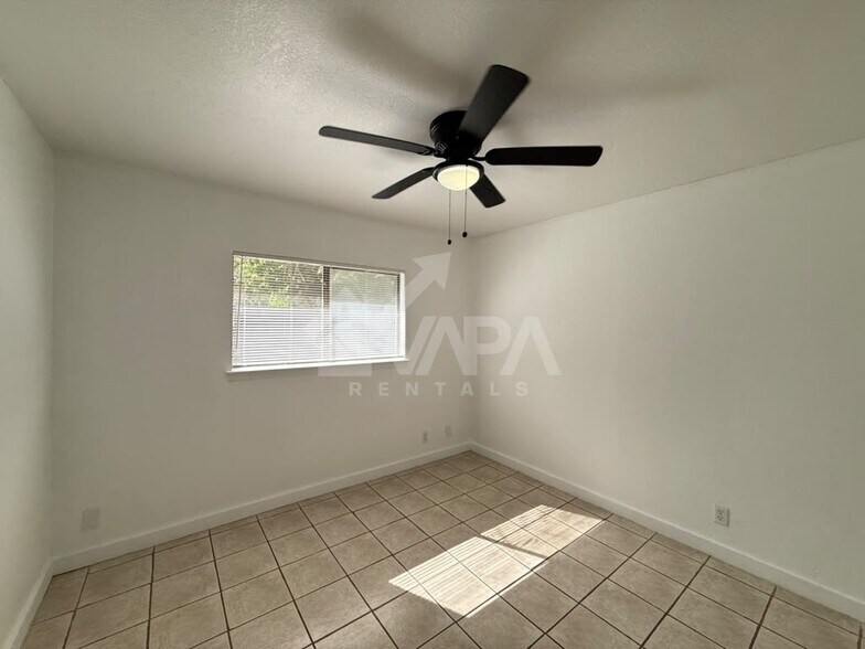 Building Photo - 827 Blue Astor Dr